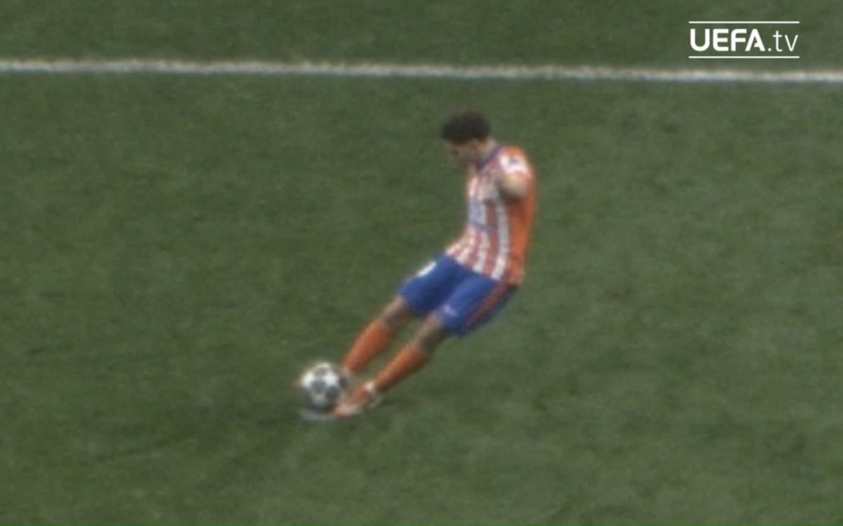 DOVADA VIDEO: Julian Alvarez a atins mingea cu ambele picioare!