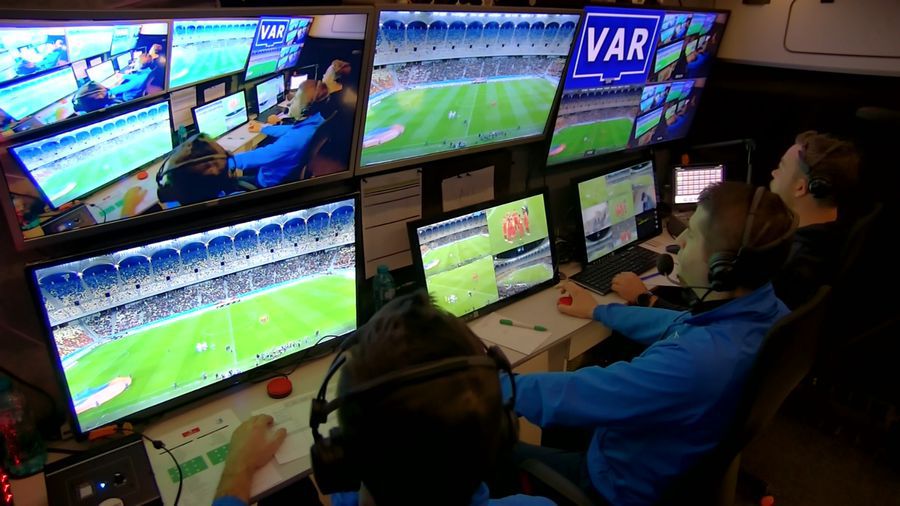 Imagine din camera VAR la un meci de Superligă Iată clasamentul din Superligă dacă nu ar fi existat VAR! Aproape o sută de mari erori de arbitraj au influențat numărul final de puncte