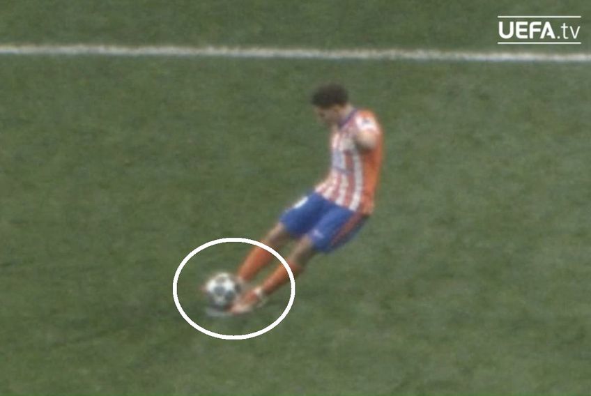 Alvarez atinge mingea și cu piciorul stâng