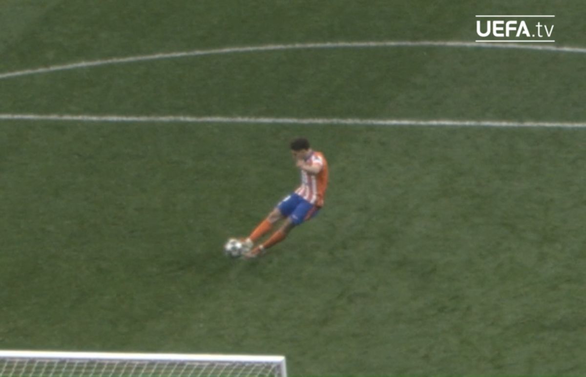 DOVADA VIDEO: Julian Alvarez a atins mingea cu ambele picioare!