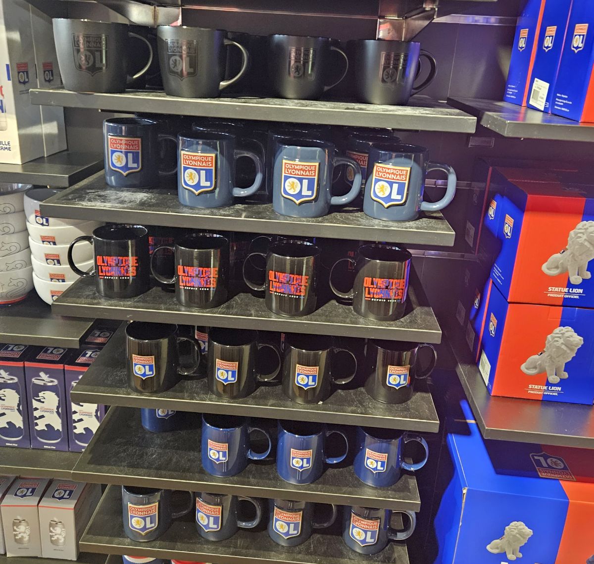 Ce n-au românii » 15 minute în magazinul oficial al lui Lyon pentru o concluzie: Vestul e încă departe de noi!