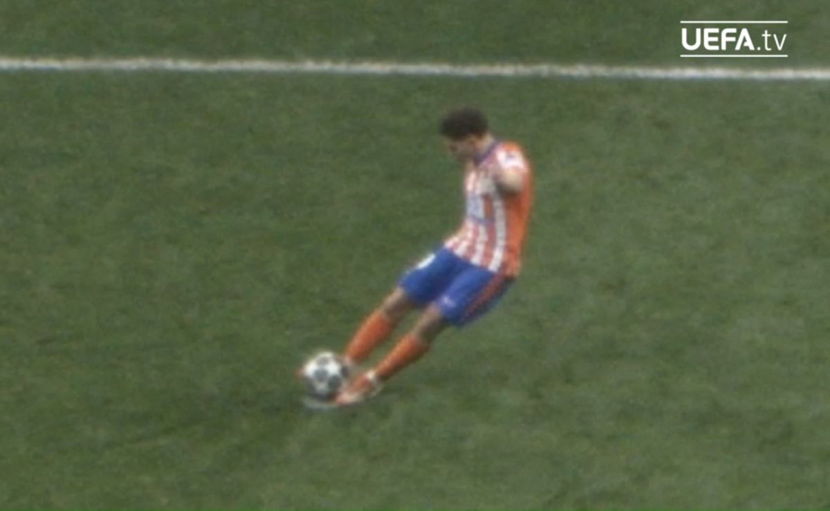 UEFA a publicat DOVADA VIDEO: Julian Alvarez a atins mingea cu ambele picioare!