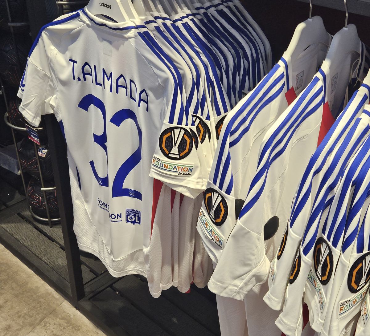 Poftiți în universul lui Olympique Lyon: incursiune din scoarță în scoarță în magazinul oficial al francezilor