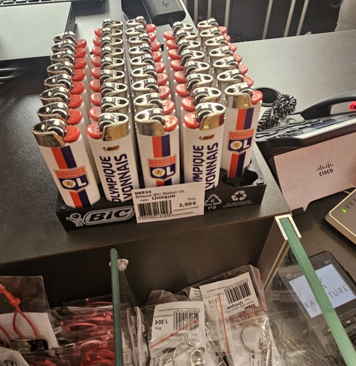 Ce n-au românii » 15 minute în magazinul oficial al lui Lyon pentru o concluzie: Vestul e încă departe de noi!