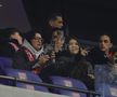 Fiica lui Elias Charalambous, cu fular roșu, în dreapta imaginii