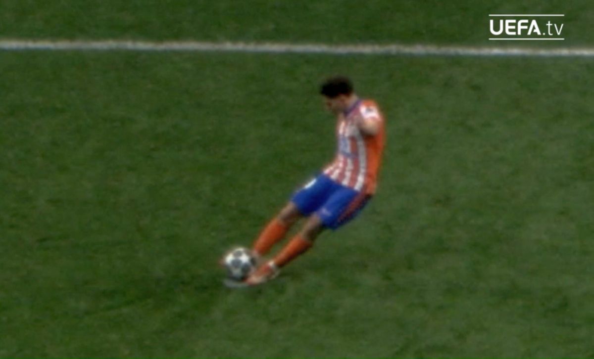 UEFA a publicat DOVADA VIDEO: Julian Alvarez a atins mingea cu ambele picioare!