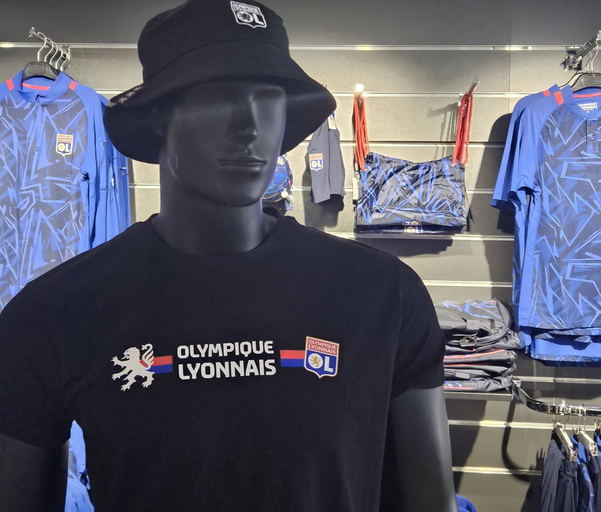 Poftiți în universul lui Olympique Lyon: incursiune din scoarță în scoarță în magazinul oficial al francezilor