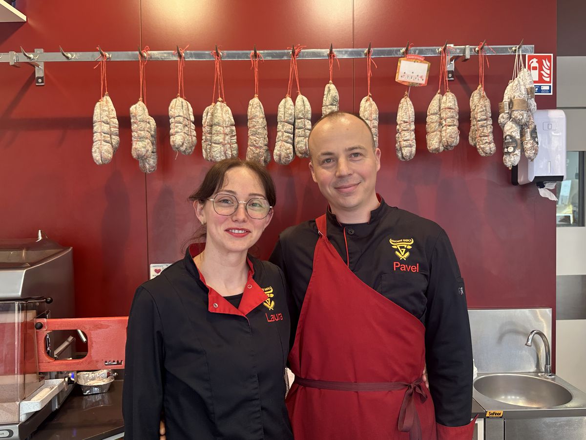 „E o libertate aparte aici, dar suntem cu gândul și la România” » La doi pași de Lyon, doi români și-au deschis afacerea care i-a dat gata pe francezi: „În perioadele bune, vindem și 100 kg. pe săptămână”