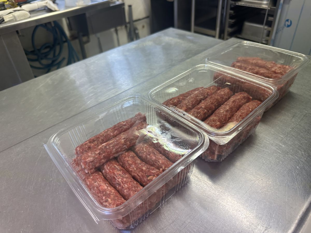 „E o libertate aparte aici, dar suntem cu gândul și la România” » La doi pași de Lyon, doi români și-au deschis afacerea care i-a dat gata pe francezi: „În perioadele bune, vindem și 100 kg. pe săptămână”