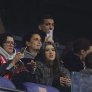 Soția lui Elias Charalambous, în centrul imaginii