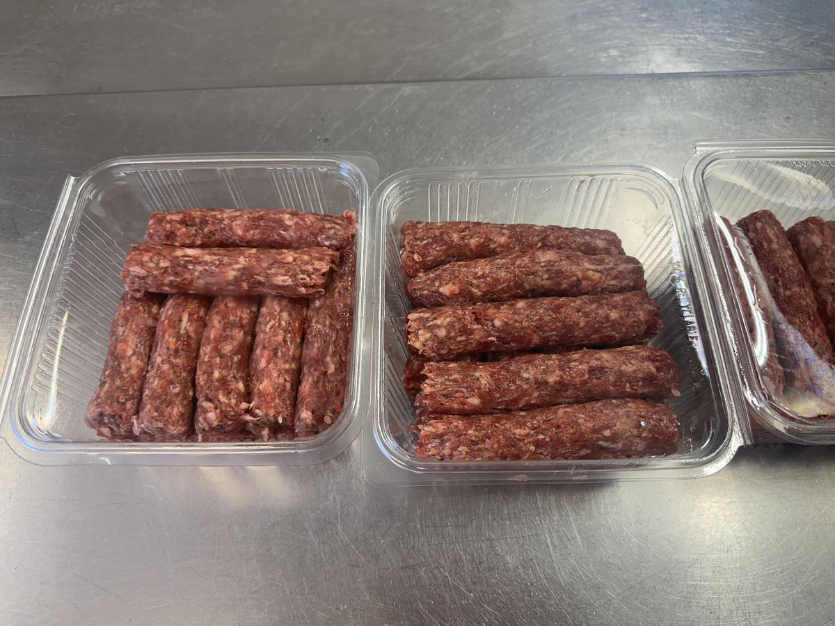 „E o libertate aparte aici, dar suntem cu gândul și la România” » La doi pași de Lyon, doi români și-au deschis afacerea care i-a dat gata pe francezi: „În perioadele bune, vindem și 100 kg. pe săptămână”