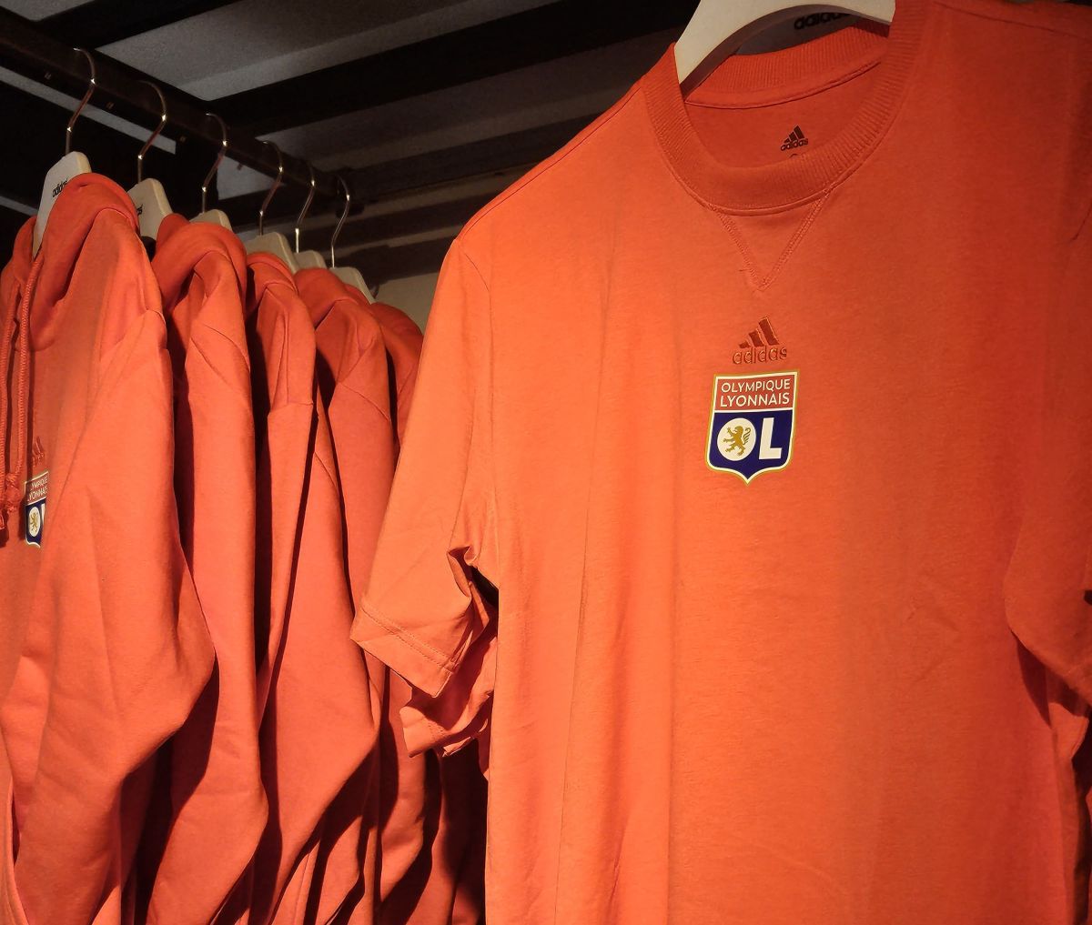 Poftiți în universul lui Olympique Lyon: incursiune din scoarță în scoarță în magazinul oficial al francezilor