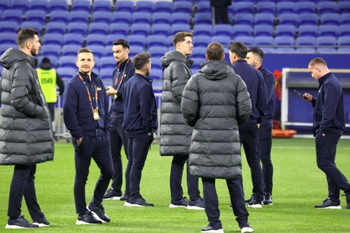 Jucătorii de la FCSB, la inspectarea gazonului cu Lyon/ foto Ionuț Iordache (GSP)