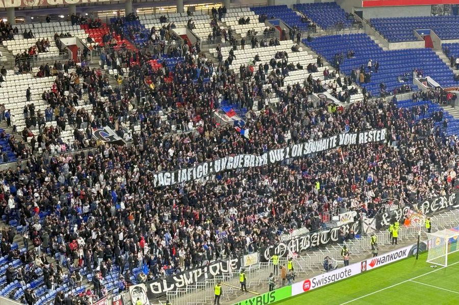 Mesajul apărut în peluza lui Lyon la meciul cu FCSB Ce „bătălii” poartă fanii lui Lyon » Mesajul afișat în peluză la meciul cu FCSB