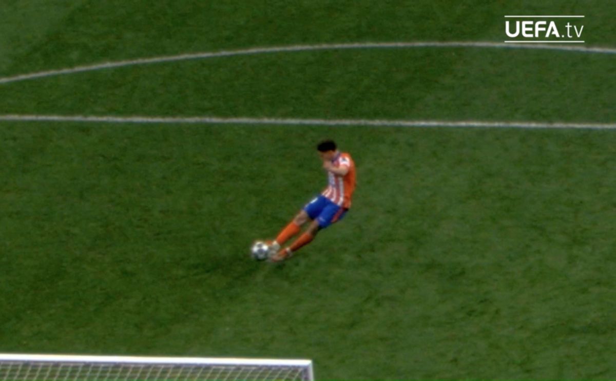 UEFA a publicat DOVADA VIDEO: Julian Alvarez a atins mingea cu ambele picioare!