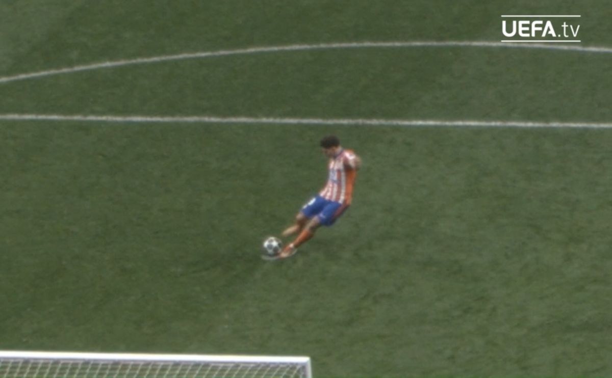 UEFA a publicat DOVADA VIDEO: Julian Alvarez a atins mingea cu ambele picioare!
