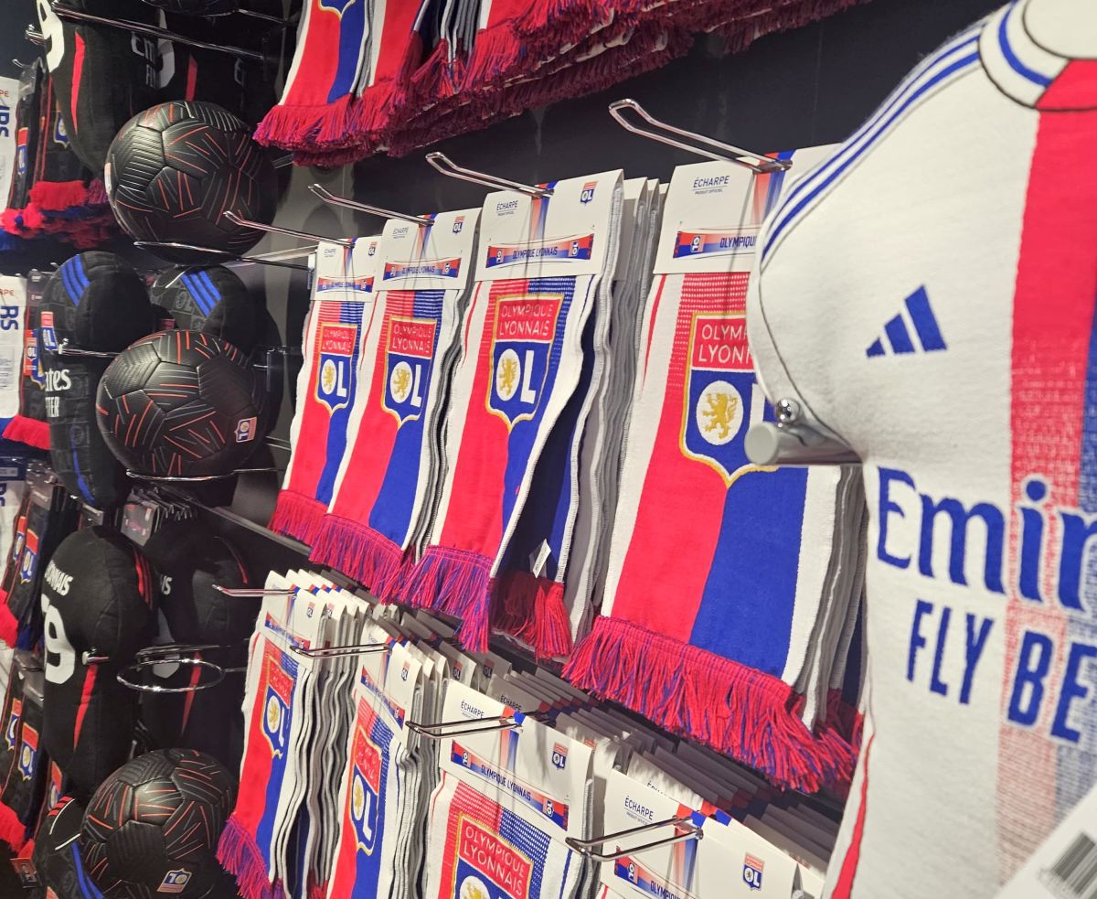 Ce n-au românii » 15 minute în magazinul oficial al lui Lyon pentru o concluzie: Vestul e încă departe de noi!