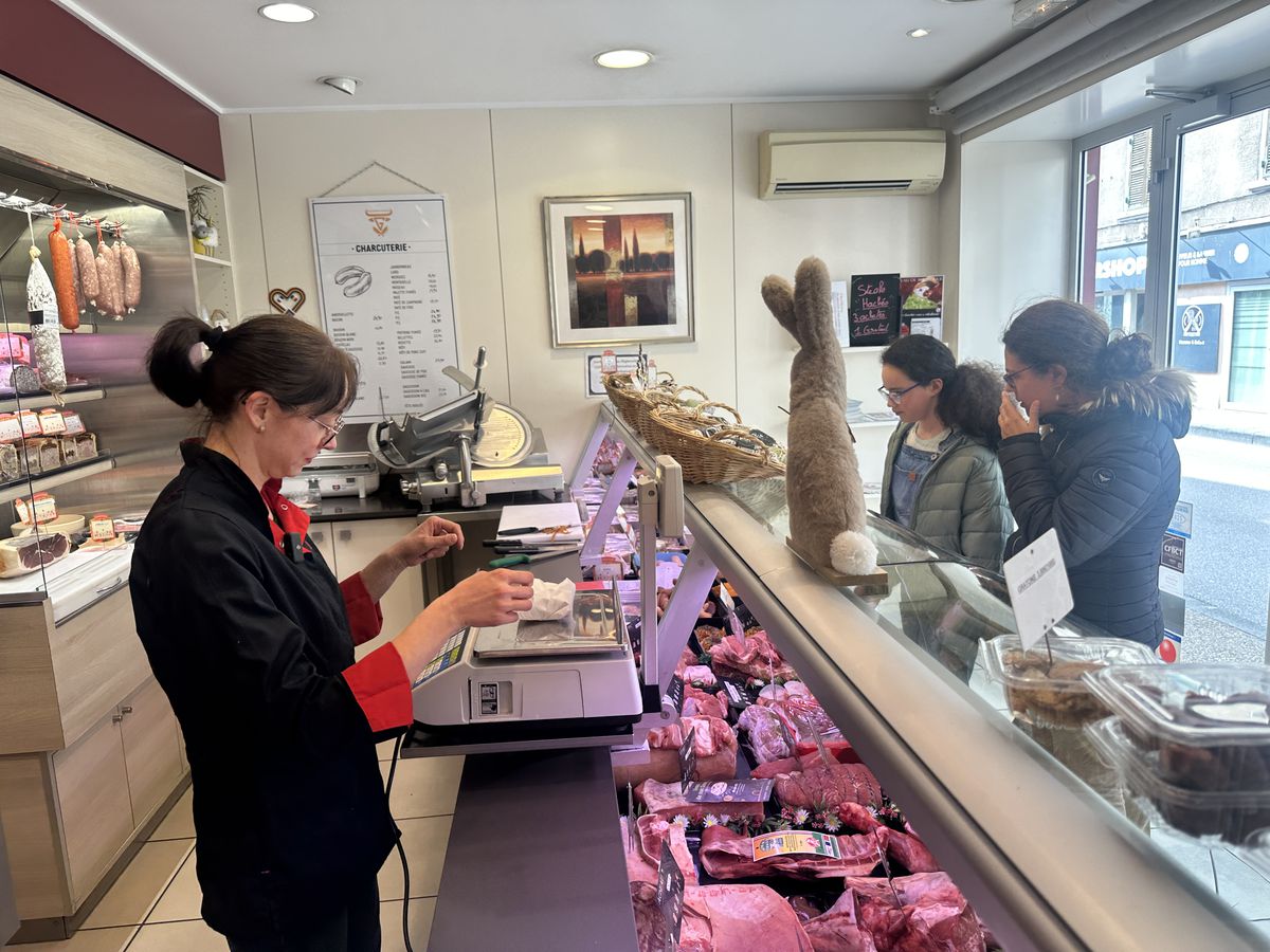 „E o libertate aparte aici, dar suntem cu gândul și la România” » La doi pași de Lyon, doi români și-au deschis afacerea care i-a dat gata pe francezi: „În perioadele bune, vindem și 100 kg. pe săptămână”