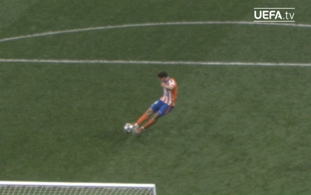 DOVADA VIDEO: Julian Alvarez a atins mingea cu ambele picioare!