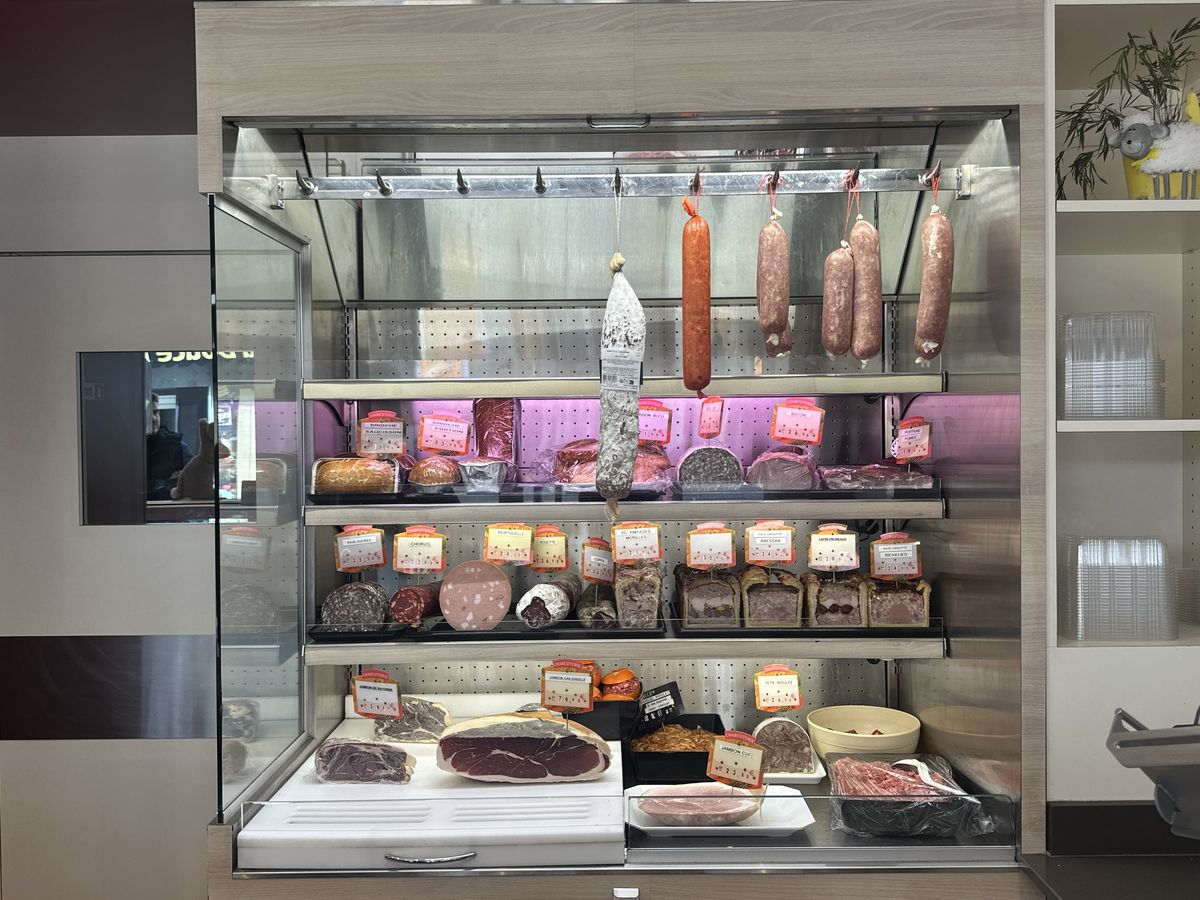 „E o libertate aparte aici, dar suntem cu gândul și la România” » La doi pași de Lyon, doi români și-au deschis afacerea care i-a dat gata pe francezi: „În perioadele bune, vindem și 100 kg. pe săptămână”