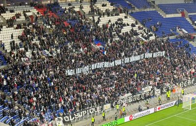 Ce „bătălii” poartă fanii lui Lyon » Mesajul afișat în peluză la meciul cu FCSB