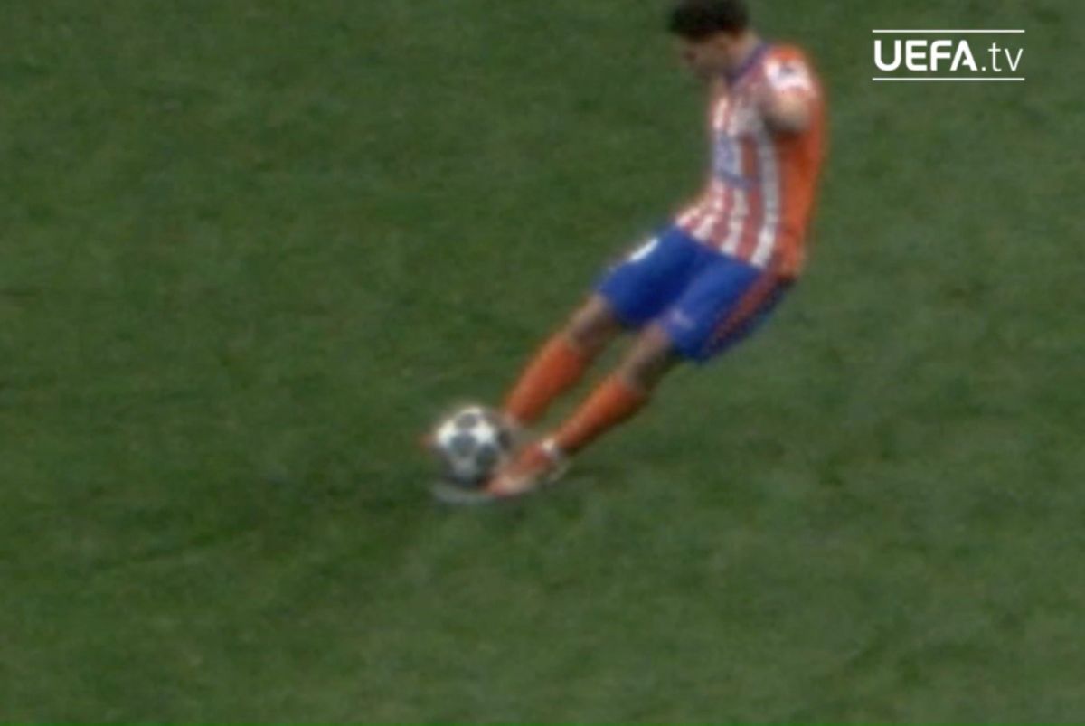 UEFA a publicat DOVADA VIDEO: Julian Alvarez a atins mingea cu ambele picioare!