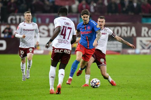 Claudiu Petrila (stânga) ține pumnii FCSB-ului la meciul cu Lyon din Europa League