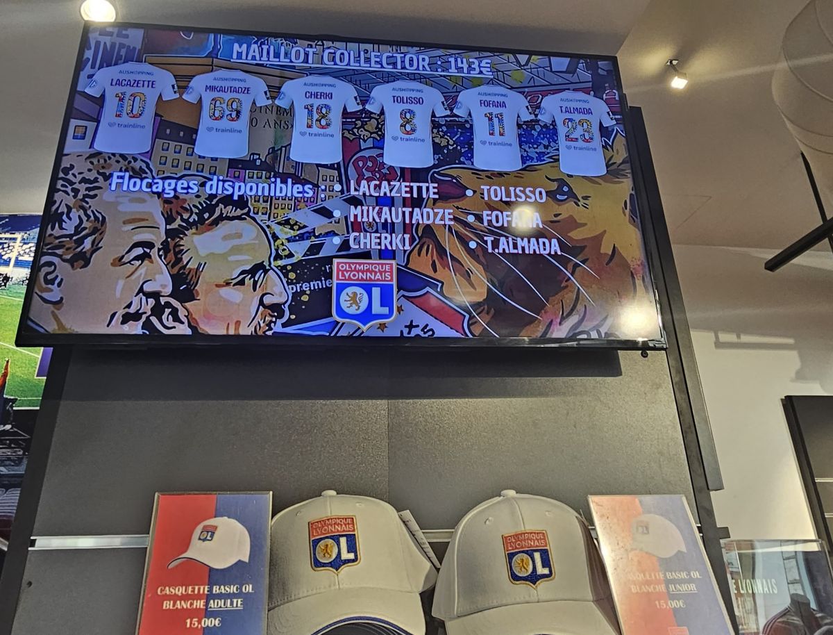 Poftiți în universul lui Olympique Lyon: incursiune din scoarță în scoarță în magazinul oficial al francezilor