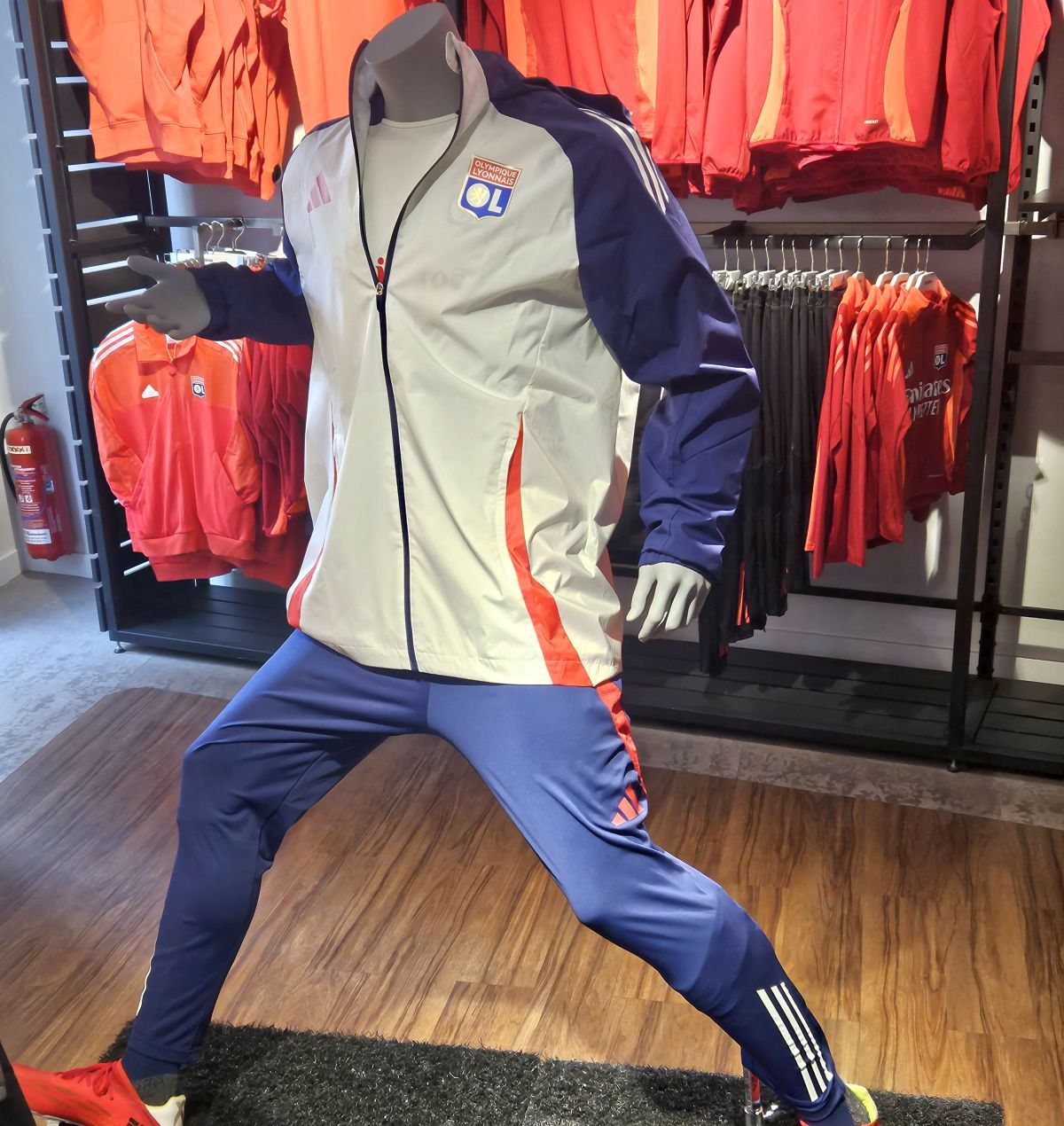 Ce n-au românii » 15 minute în magazinul oficial al lui Lyon pentru o concluzie: Vestul e încă departe de noi!