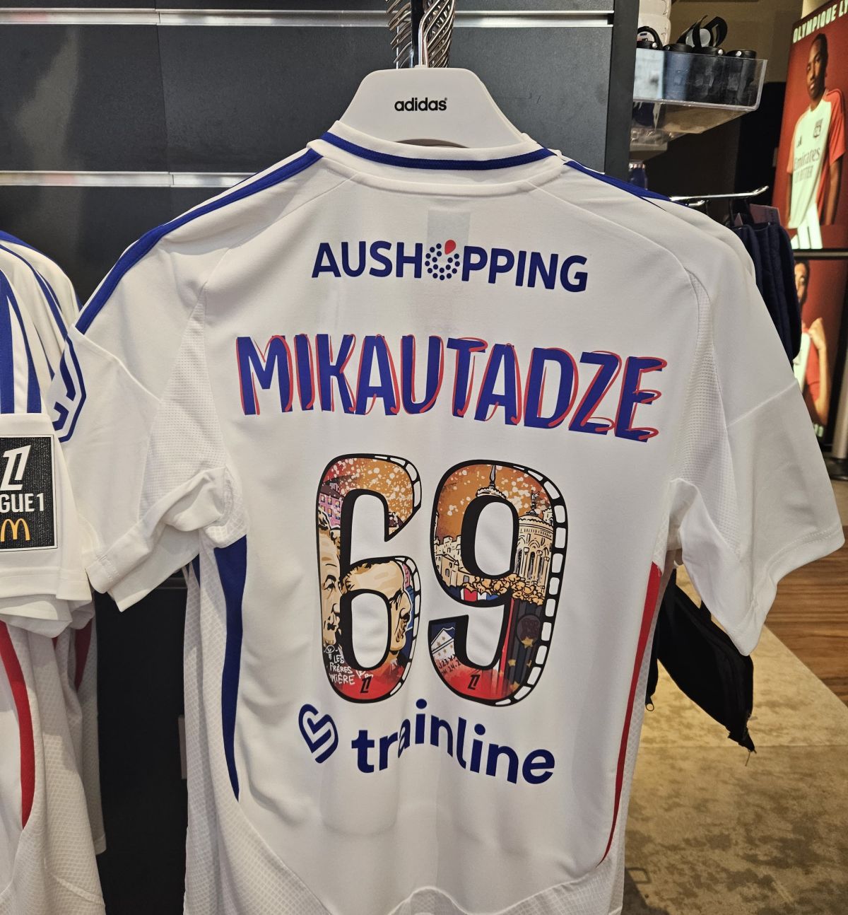 Ce n-au românii » 15 minute în magazinul oficial al lui Lyon pentru o concluzie: Vestul e încă departe de noi!