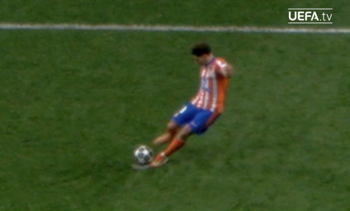 DOVADA VIDEO: Julian Alvarez a atins mingea cu ambele picioare!