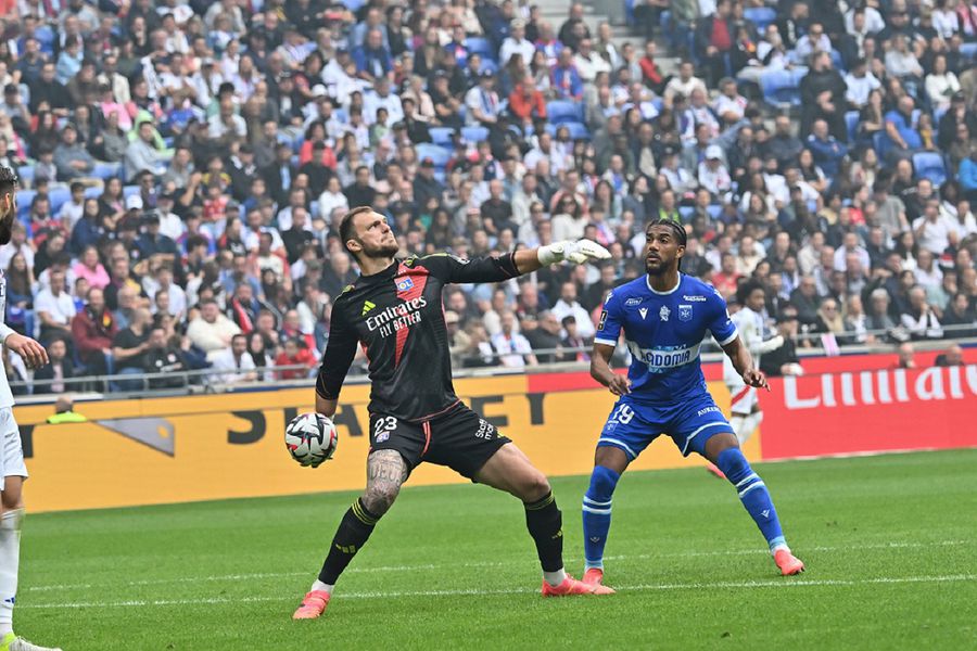 „Pentru mine, e cel mai bun din lume” » Lyon - FCSB va fi meciul portarilor: Lucas Perri vs. Ștefan Târnovanu