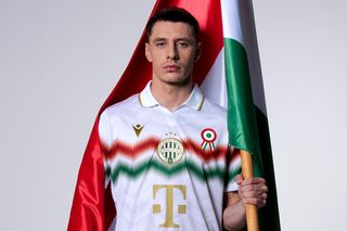 Jucătorul echipei naționale a României, poză cu steagul Ungariei în mână