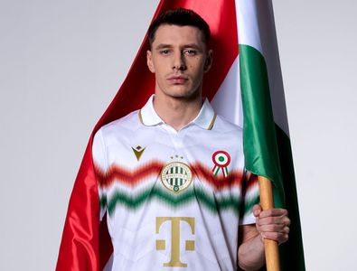 Jucătorul echipei naționale a României, poză cu steagul Ungariei în mână