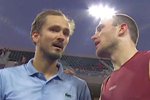 Sfert cu ceartă la Indian Wells » Medvedev este în semifinale după un moment controversat: s-a scuzat la fileu
