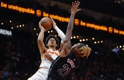 Arbitrul s-a izbit cu capul de un cameraman în plină viteză, iar fanii au rămas șocați