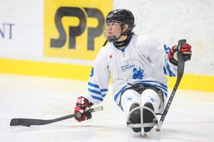 Supraviețuitoare a unui accident de motocicletă, Fukunishi Akari e singura femeie din echipa de para hochei pe gheață a Japoniei