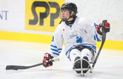 Supraviețuitoare a unui accident de motocicletă, Fukunishi Akari e singura femeie din echipa de para hochei pe gheață a Japoniei