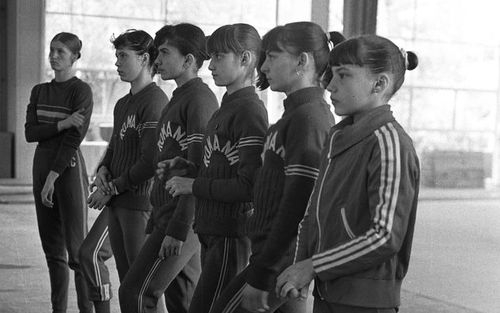 Anca Grigoraș alături de colegele din echipa din 1976 FOTO GSP