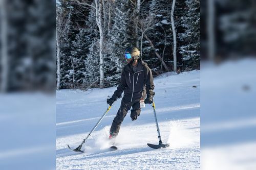 Paraschiorul Ralf Etienne. Foto: Instagram /@haitiansensationskier