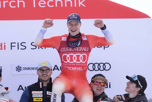 Marco Odermatt purtat pe umerii de echipa sa FOTO Imago Images