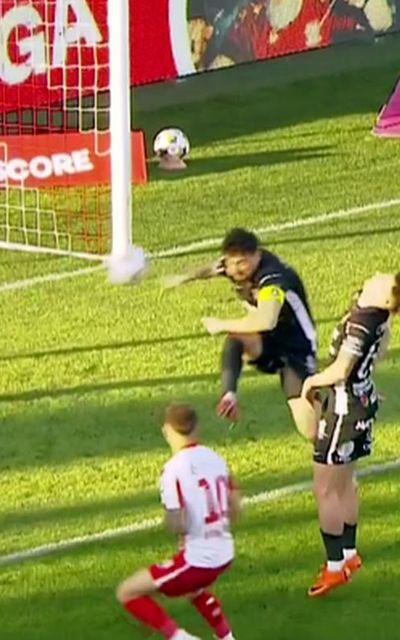 Autogol ANTOLOGIC în UTA - Hermannstadt! Faza va face înconjurul lumii
