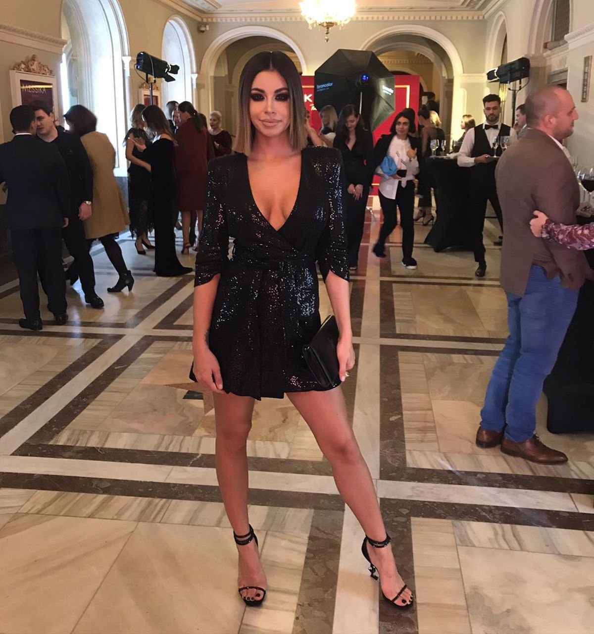 „Tu cu cine vorbești la telefon?” » Natalia Mateuț, apariție incitantă de Valentine's Day