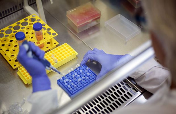 COVID-19. Un neurochirurg din Suceava avertizează: „De 23 de zile nu scap de COVID!” » Ce simptome a avut: „Arsuri în piept și pete vineții pe membre”