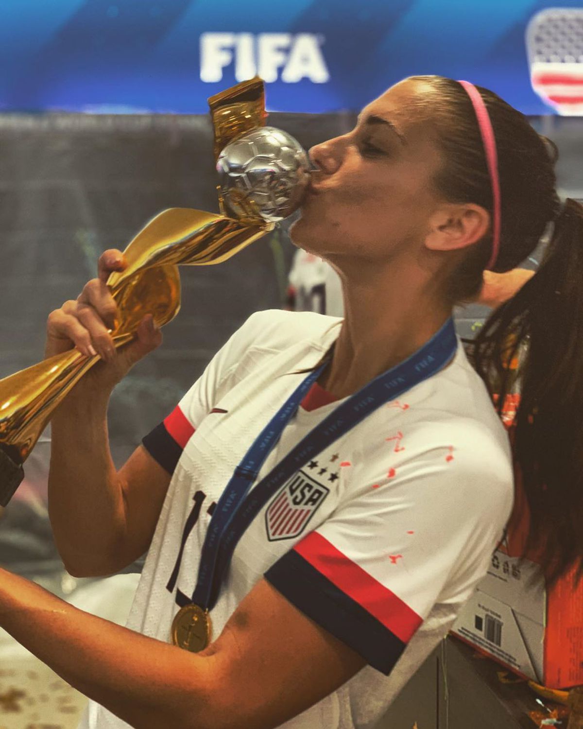 VIDEO Însărcinată în nouă luni, Alex Morgan nu renunță la antrenamente