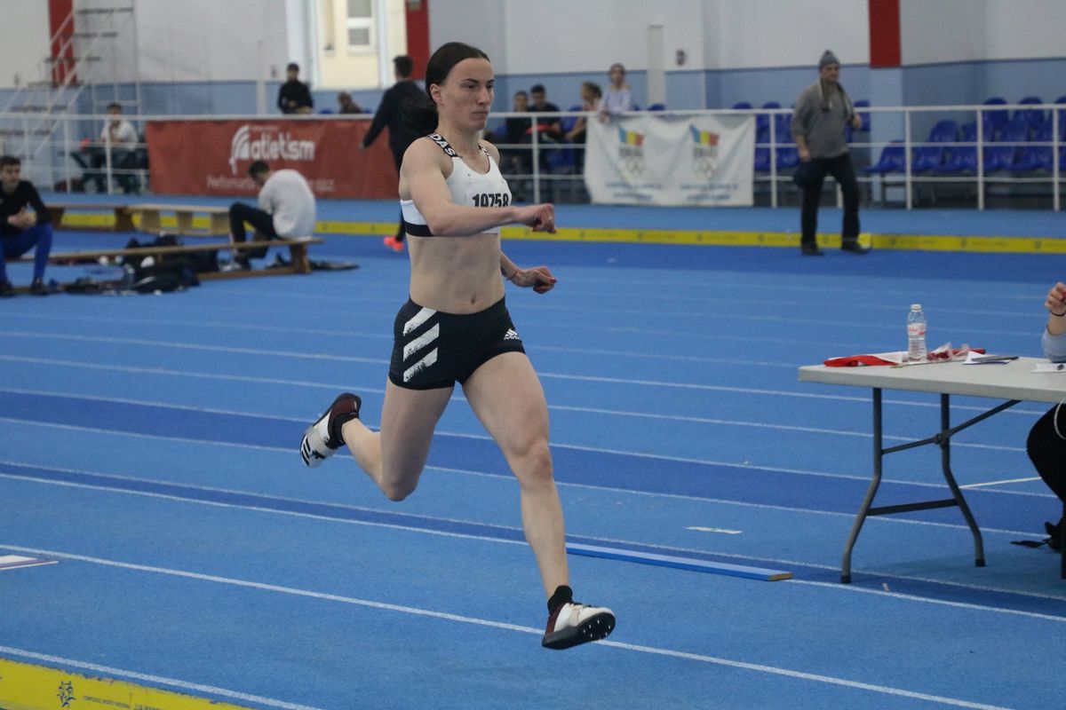 Atleta care are 27 de animale de companie merge în cantonamente cu un iepuraș