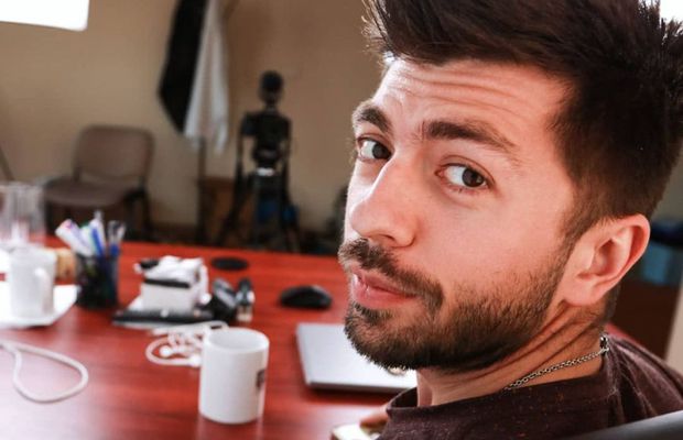 O vedetă de pe internet a intrat pe teren la un meci al României: „Atunci a început jihadul” » Dialog incredibil cu autoritățile: „Du-te dracului că ești drogat, o să stai toată viața la închisoare. Dă-ți chiloții jos!”