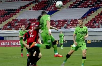 Faze controversate în Astra - Dinamo! „Câinii” au cerut de două ori penalty