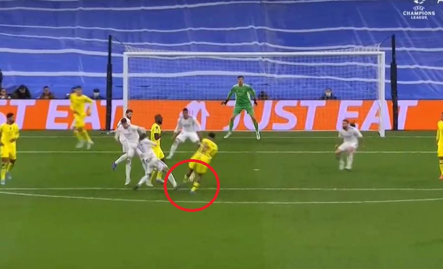 Momentul în care James șutează cu pământul pe lângă poartă, fără ca mingea să fie deviată de Modric, așa cum a crezut arbitrul. Captură: DigiSport Greșeală evidentă de arbitraj în Real Madrid - Chelsea! Un gol nu ar fi trebuit validat