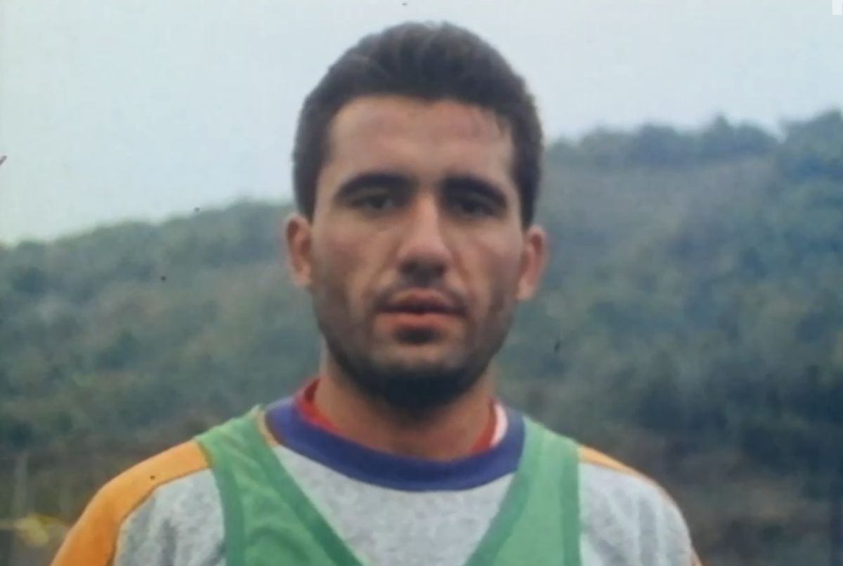 Imagini de arhivă antologice în primul episod din noua serie FIFA, dedicat lui Gică Hagi: „Regele”, Becali și Balint, la plimbare, după Revoluție